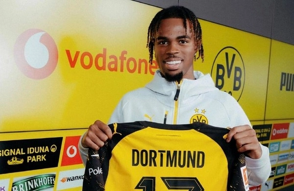Chelsea menjual Carney Chukwuemeka ke Borussia Dortmund dengan kesepakatan permanen senilai £24 juta