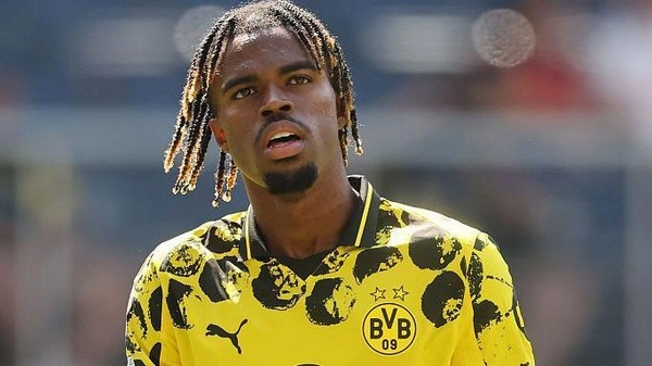 Chelsea menjual Carney Chukwuemeka ke Borussia Dortmund dengan kesepakatan permanen senilai £24 juta