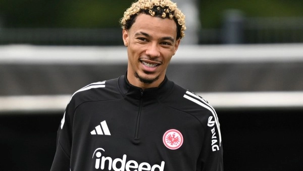 Hugo Ekitike Didenda Gaji Dua Minggu Setelah Kartu Merah yang Bodoh