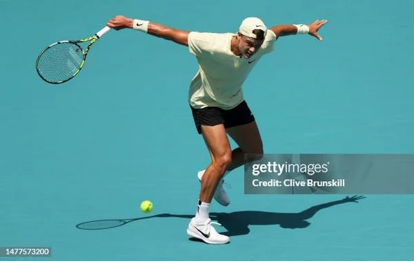 Apakah backhand slice diremehkan dalam memprediksi potensi kejutan?