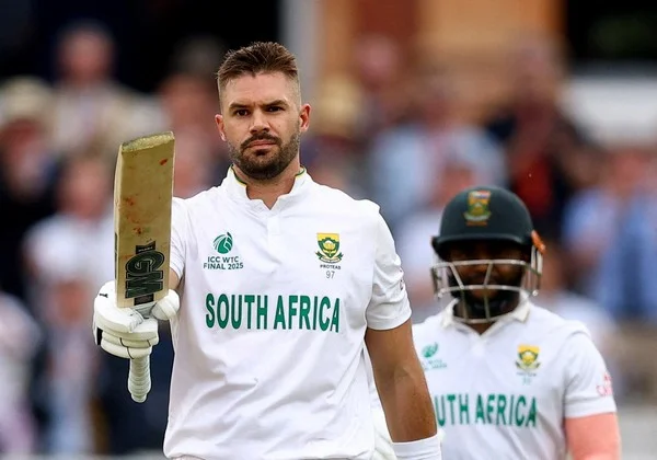 Bagaimana perbandingan taruhan pasar batsman top dan bowler top dalam kriket?