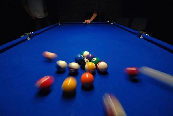 Apakah keputusan pengendalian break dalam biliar memprediksi momentum pertandingan?